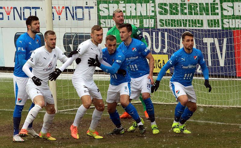 Fotbalisté Slovácka (v bílých dresech) se ve 24. kole FORTUNA:LIGY utkali s Baníkem Ostrava.