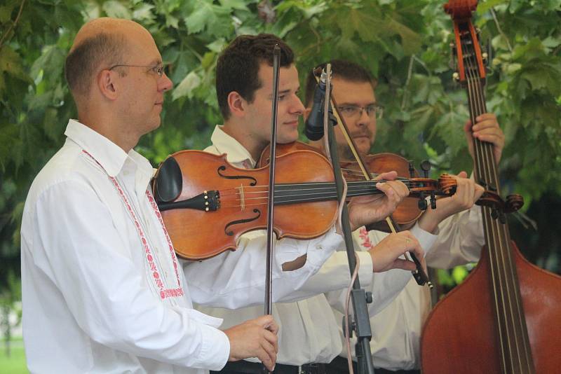 V rámci série vystoupení s názvem Večery u Slovácké búdy se v uherskohradišťských Smetanových sadech představila CM Kunovjan.