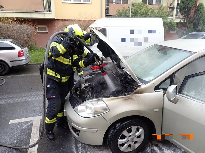 Krátce po poledni vyděsil požár osobního auta tovární značky Nissan starší manžele, kteří se právě vrátili zpět domů a svůj vůz parkovali v ulici Tkalcovská v Uherském Brodě.