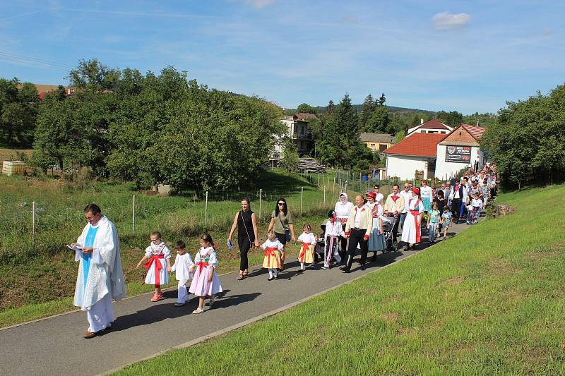 V HLŮŠKU. U kapličky Panny Marie Sedmibolestné se v neděli konala poutní mše svatá.