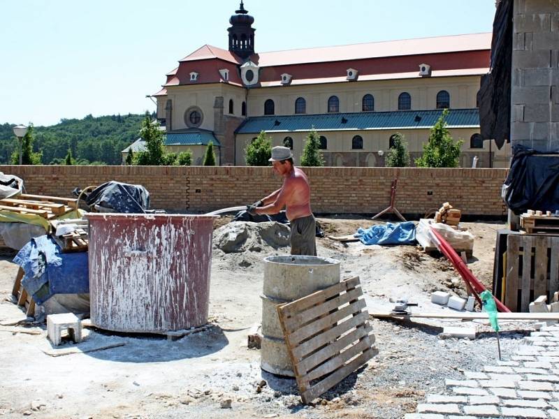 Od května pokračují práce ve velehradské bazilice i jejím okolí.