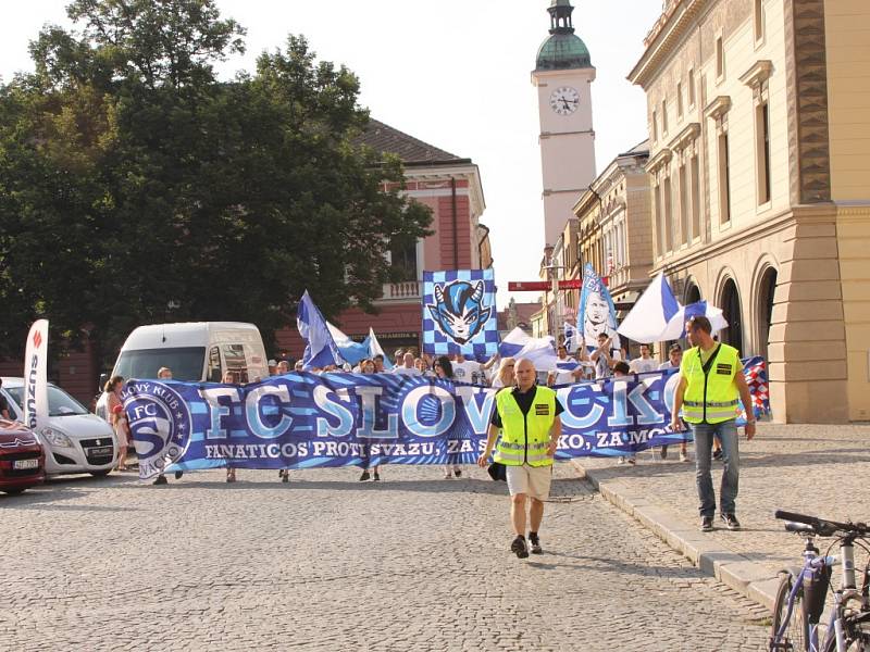 Fotbaloví fanoušci v ulicích Uh. Hradiště. Ilustrační foto.