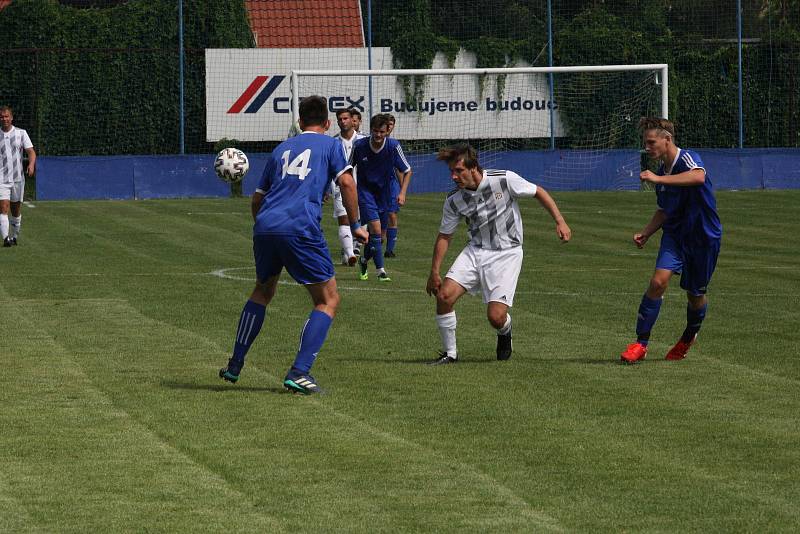 Fotbalisté Kunovic (modré dresy) prohráli v prvním zápase nové sezony doma s Těšnovicemi 0:3.