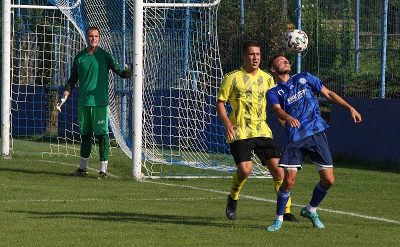 Fotbalisté Kunovic (žluté dresy) v 5. kole krajské I. A třídy skupiny B podlehli favorizovaným Zborovicím 1:2.