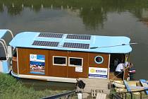 Z kroměřížského přístaviště včera poprvé vyplula loď na solární pohon.