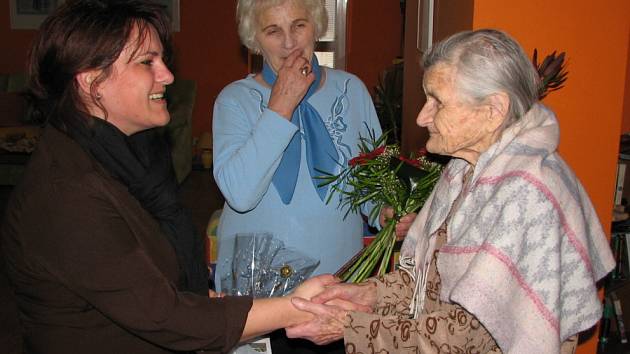 Marii Grebeníčkové přišly blahopřát k magickému jubileu Eva Hanáčková (zleva) a Jindřiška Maděrová (uprostřed).