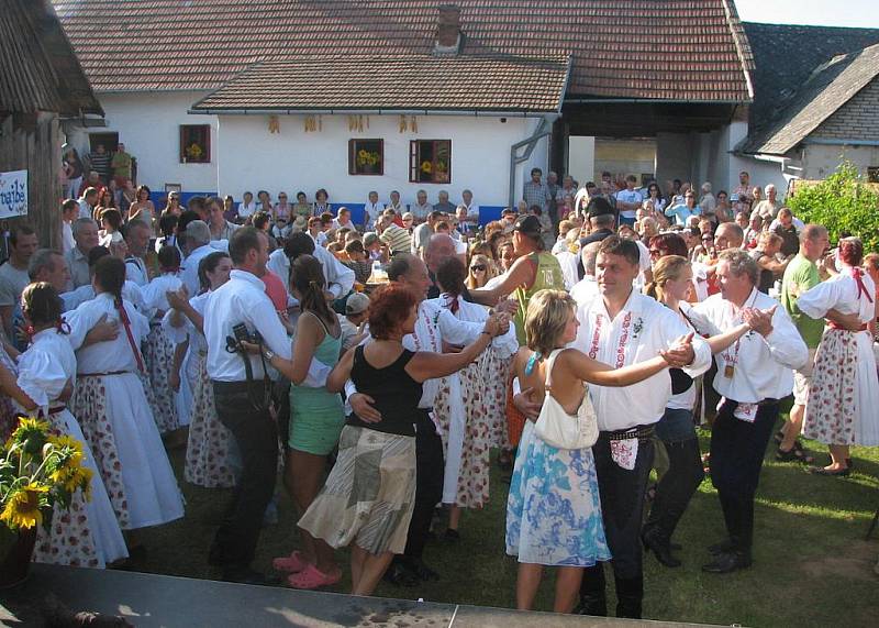 Tancovalo se na pódiu i pod ním. 