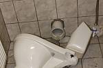 Záchody pod sektorem hostů při zápase Slovácka proti Zbrojovce Brno