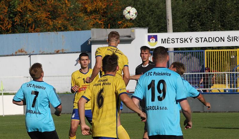 Fotbalisté Starého Města (žluté dresy) v 5. kole krajské I. B třídy skupiny C zdolali Polešovice 1:0.