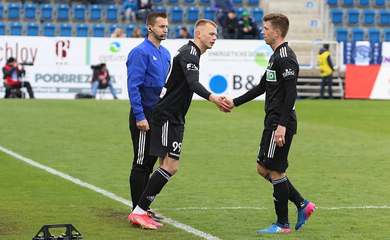 Fotbalisté Slovácka (bílé dresy) ve 28. kole FORTUNA:LIGY zdolali poslední Karvinou 3:1.