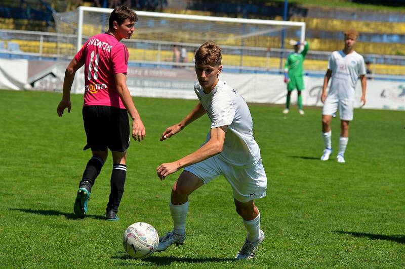 Mladší dorostenci Slovácka (bílé dresy) přehráli Znojmo 6:1.