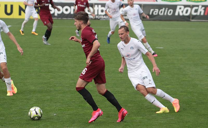 Fotbalisté Slovácka (v bílých dresech) v posledním zápase základní části FORTUNA:LIGY prohráli se Spartou 0:2