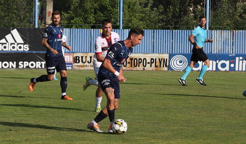 Fotbalisté Slovácka (modré dresy) v úterním přípravném zápase zdolali Zlaté Moravce 1:0.