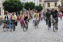 Recesistický peloton Giro de Pivko, aneb na kole proti konzumu a totalitě.