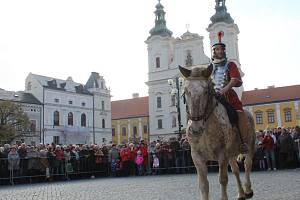 U žehnání svatomartinských vín na Masarykově náměstí v Uherském Hradišti P. Josefem Říhou nechyběl doprovodný folklorní program, ani ochutnávka ve velkokapacitním stanu.