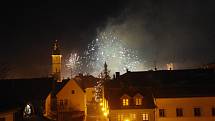 Novoroční ohňostroje křižovaly noční nebe nad Hradištěm