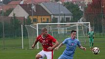 Fotbalisté Uherského Brodu (červené dresy) v 9. kole MSFL remizovali se Slováckem B 0:0.