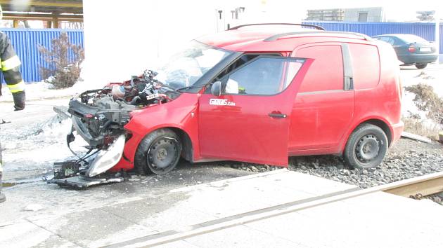 Osobní auto se na přejezdu u Uherského Ostrohu srazilo s vlakem.