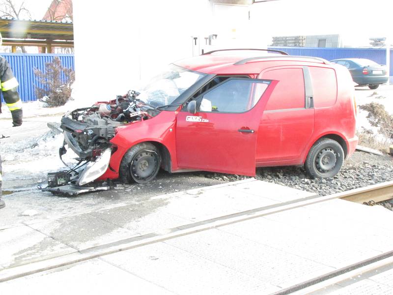 Osobní auto se na přejezdu u Uherského Ostrohu srazilo s vlakem.