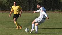 Fotbalisté Vlčnova (bílé dresy) zakončili podzimní část sezony domácí porážkou 0:4 s Topolnou.