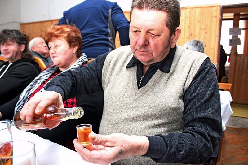 Zimní setkání Salašanů umocnila ochutnávka domácí zabijačky a štrúdlů. Jen jeden byl ale s jablky.