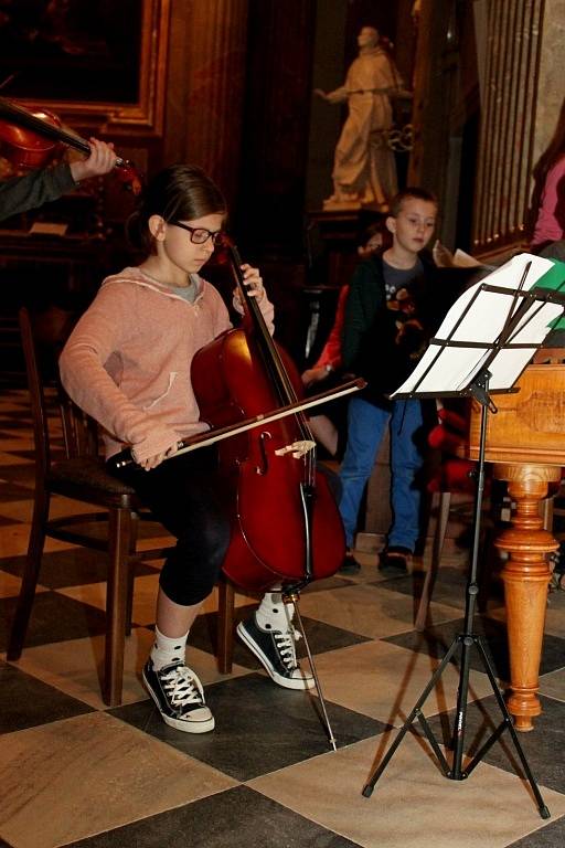 NOC KOSTELŮ. Velehradskou baziliku navštívilo v pátek večer 570 zájemců o prohlídku historického skvostu Moravy i kulturní program v něm.