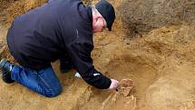 CENNÝ NÁLEZ. Při stavebních pracích Cyrilometodějského centra byl odkryt hrob s kosterními pozůstatky dítěte.