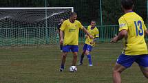 Fotbalisté Částkova (zelenobílé dresy) v rámci oslav výročí 80. let vyzvali starou gardu ligového Zlína.