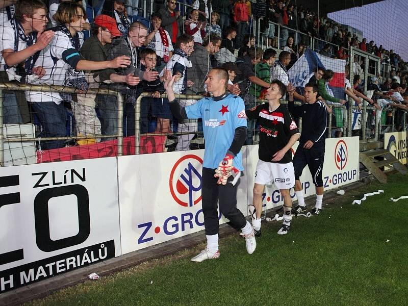 slavy fotbalistů Slovácka po postupu – zleva Filipko, Kordula a Šimáček.