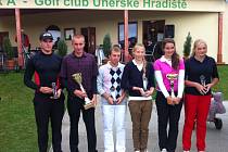 Golfový club Uherské Hradiště zná své šampiony pro rok 2012. Mezi muži stanul na stupni nejvyšším Filip Momčil junior (druhý zleva). V kategorii žen zvítězila Ema Drštičková (druhá zprava).