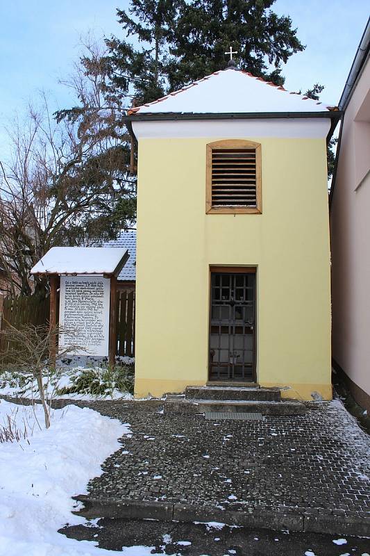 Hostějov se sněhovou pokrývkou. Kaplička Panny Marie pomocnice křesťanů se zvonicí.