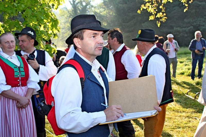 Zámecká louka v Buchlovicích ožila v neděli už pojednadvacáté stovkami zpěváků, muzikantů, sekáčů a diváků.