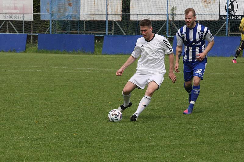 Fotbalisté Kunovic (bílé dresy) ve 21. kola krajské I. A třídy skupiny B podlehli Nedachlebicím 3:5.