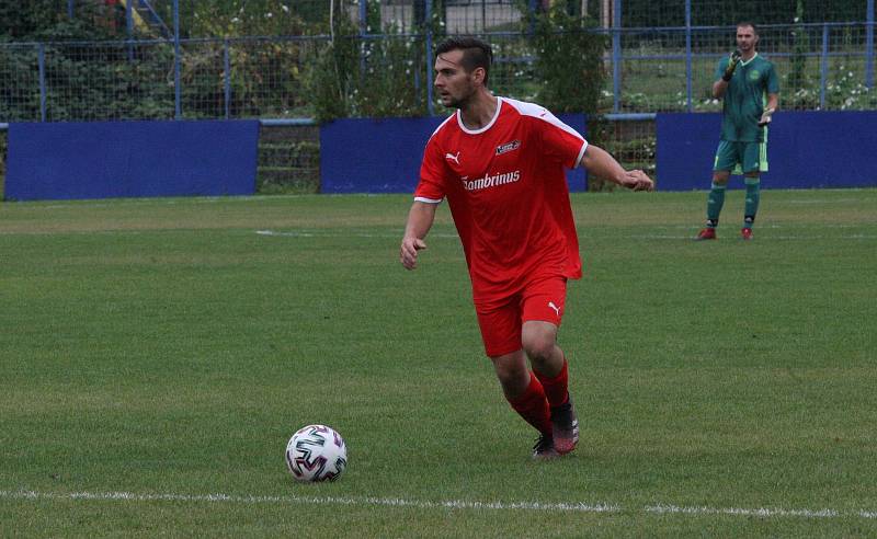 Fotbalisté Kunovic (modré dresy) ve 3. kole krajské I. A třídy skupiny B podlehli Újezdci 1:4.