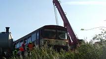 Kolize osobního vlaku s traktorem a cisternou na železničním přejezdu nedaleko Kunovic - 18. 9. 2020