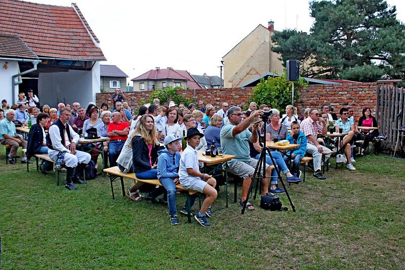 Diváci se ve dvoře a humně u Strmenských mohli v sobotu zaposlouchat do Medového zpívání. 