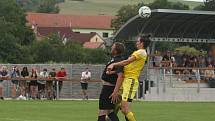Fotbalisté Nivnice (žluté dresy) vstoupili do nové sezony domácím třaskavým derby se sousedním Dolním Němčí.