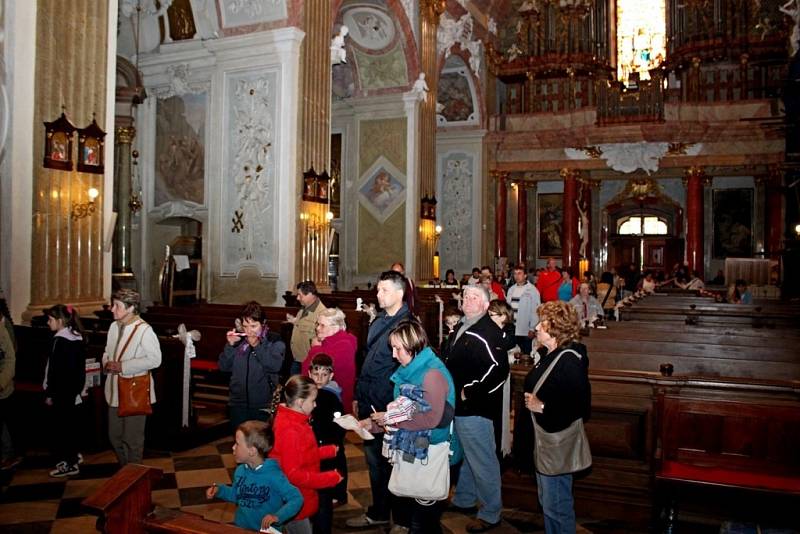 Velehradskou baziliku navštívilo v pátek večer 695 zájemců o prohlídku historického skvostu Moravy i kulturní program v něm.