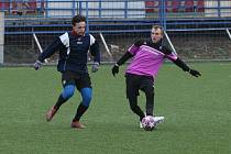 Fotbalisté Nedachlebic (fialové dresy) na úvod zimní přípravy podlehli Ořechovu, za který kvůli marodce nastoupili i hráči z jiných klubů, 2:6.