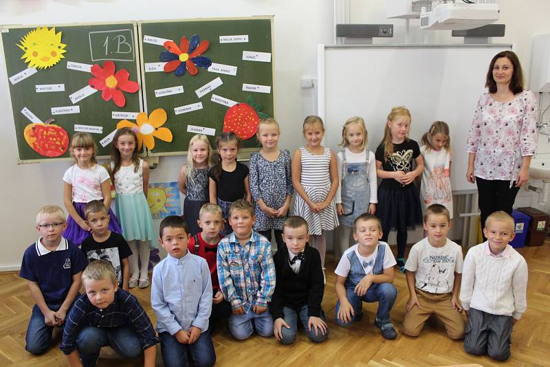 Základní škola Staré Město třída 1.B s třídní učitelkou Barborou Jančaříkovou.