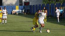 Fotbalisté divizního Strání (žluté barvy) v pátečním přípravném zápase deklasovali Boršice 8:0.