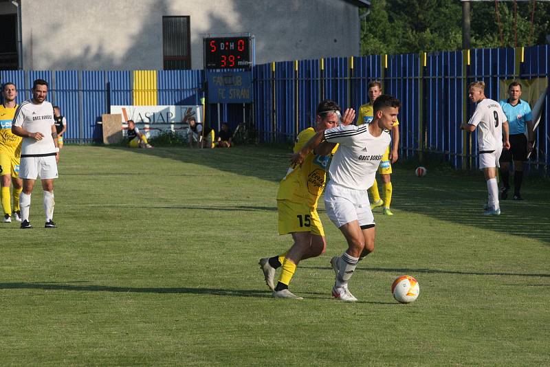 Fotbalisté divizního Strání (žluté barvy) v pátečním přípravném zápase deklasovali Boršice 8:0.