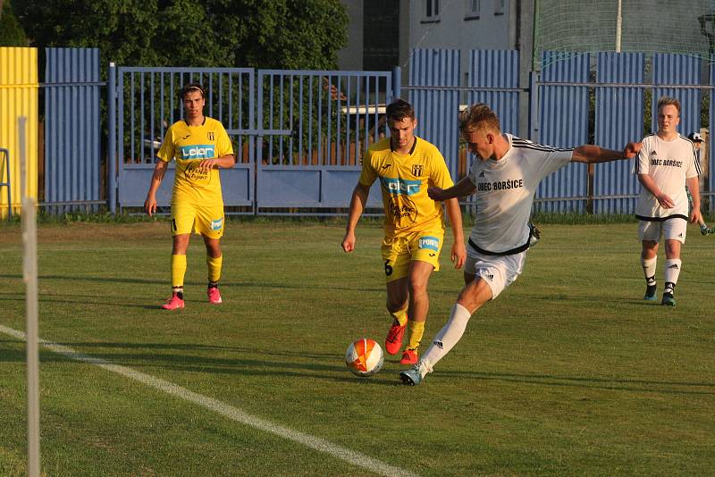 Fotbalisté divizního Strání (žluté barvy) v pátečním přípravném zápase deklasovali Boršice 8:0.