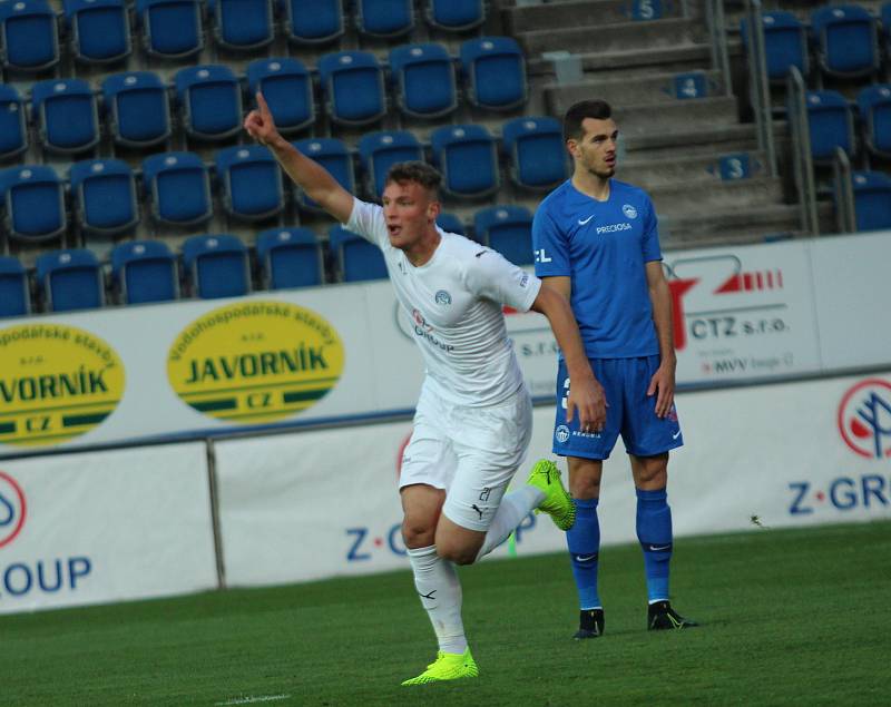 Fotbalisté Slovácka (v bílých dresech) v předehrávce 12. kola FORTUNA:LIGY hostili liberecký Slovan.