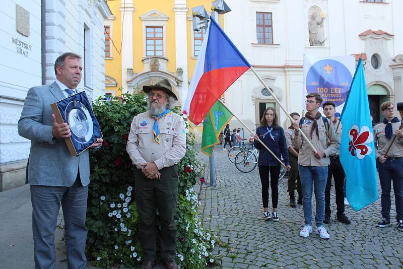 Skauti pochodovali centrem Hradiště. Konečně mohli oslavit své výročí 100 let existence. Výstava ve Hvězdě je jedním z vrcholů oslav.