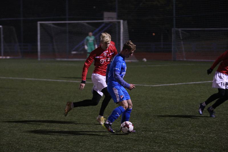 Fotbalisté Uherského Brodu (červené dresy) v přípravném zápase podlehli dorostu Baníku Ostrava 0:7.