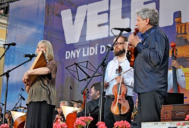 KONCERT. V průběhu Večera lidí dobré vůle vládla na západním nádvoří před velehradskou bazilikou nádherná, upřímná a pravdivá atmosféra.