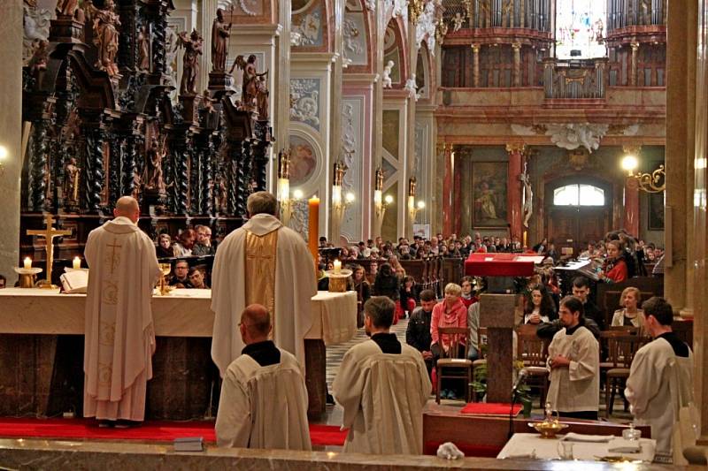 SETKÁNÍ. Na Velehradě si dali o prodlouženém květnovém víkendu dostaveníčko mladí věřící absolventi nejen vysokých škol. 