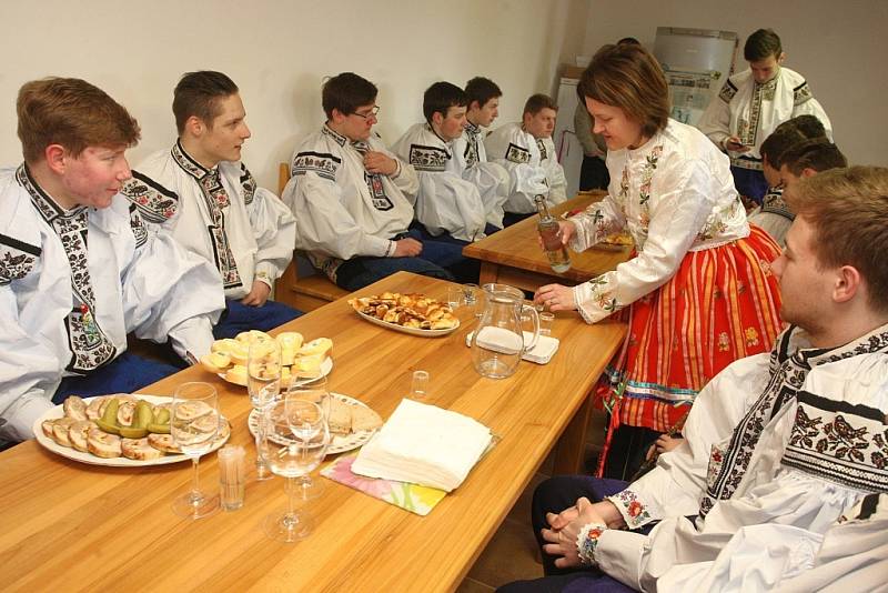 Velikonoční obchůzka Vlčnovského krále Šimona Pešla a královské družiny ve Vlčnově.