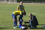 Fotbalisté Buchlovic (žlutomodré dresy) v posledním zápase podzimní části podlehli vedoucím Osvětimanům 1:2.